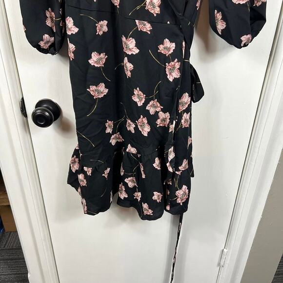 Bar III black and pink Floral-Print Wrap Dress. Size L - Picture 4 of 9